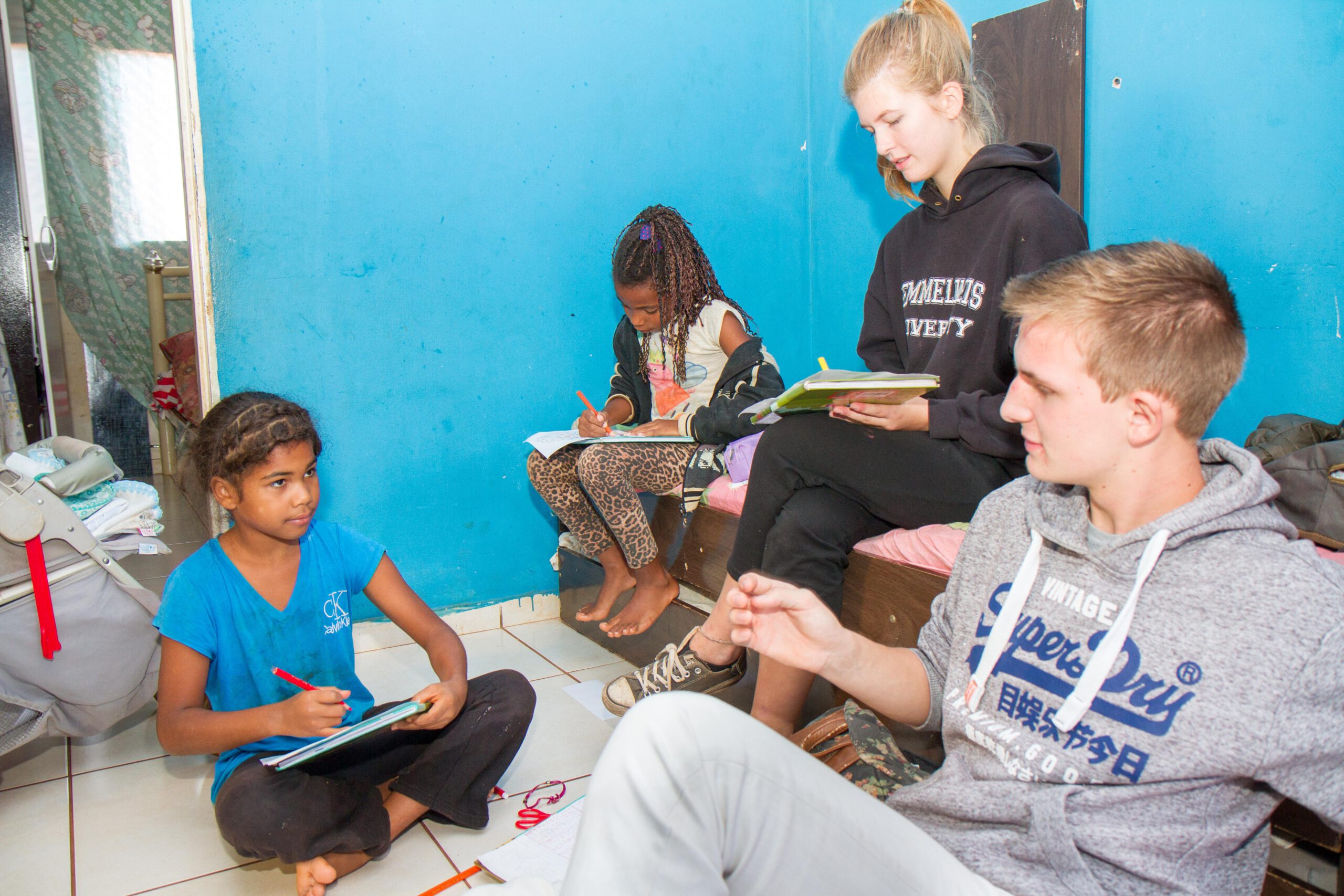 Freiwillige bei einem Familienbesuch in Leme/Brasilien. Foto: SMMP/Ulrich Bock