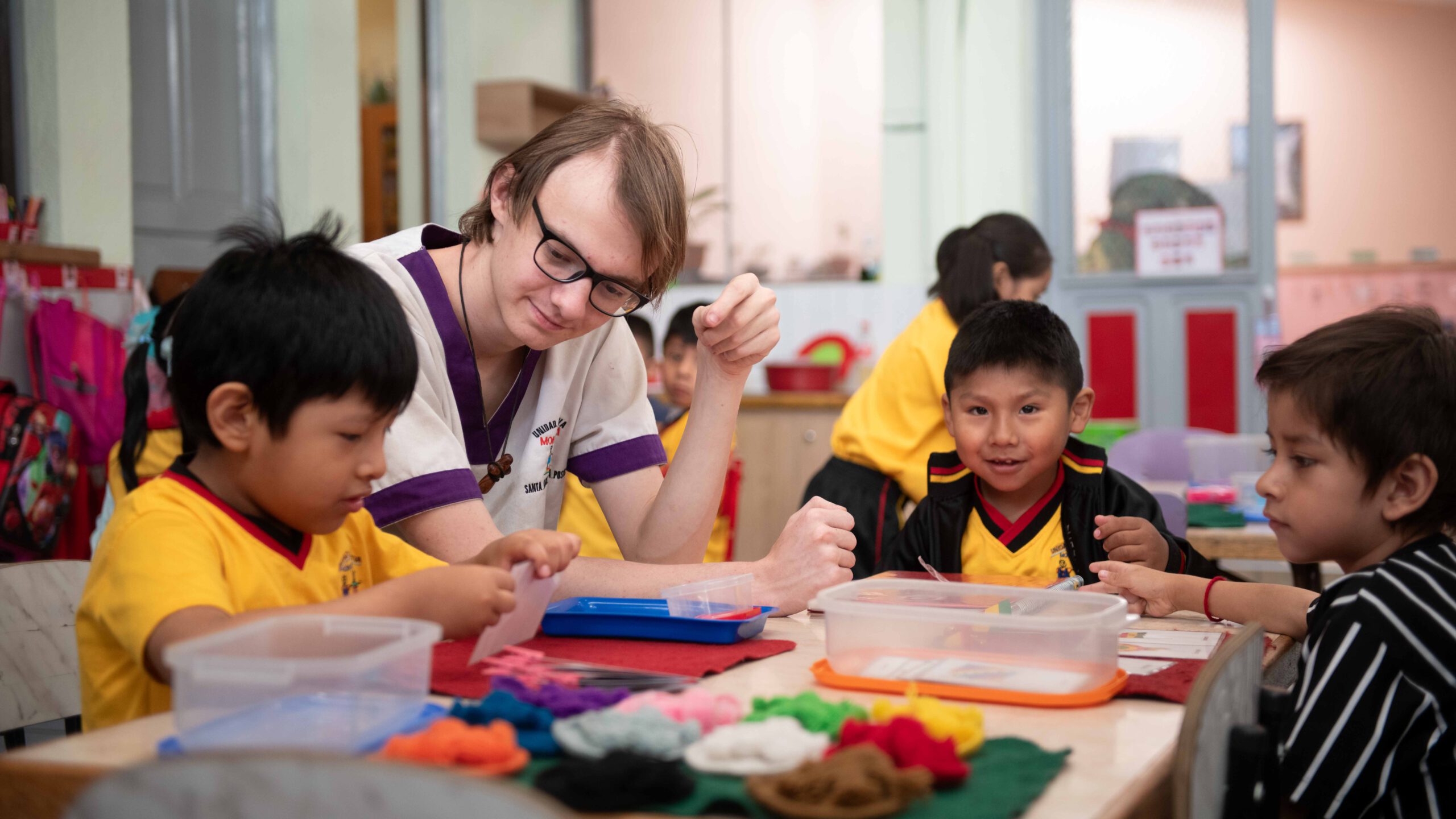 Frewilligendienst-Leistender im Montessori-Kindergarten in Cochabamba/Bolivien Foto: SMMP/Florian Kopp