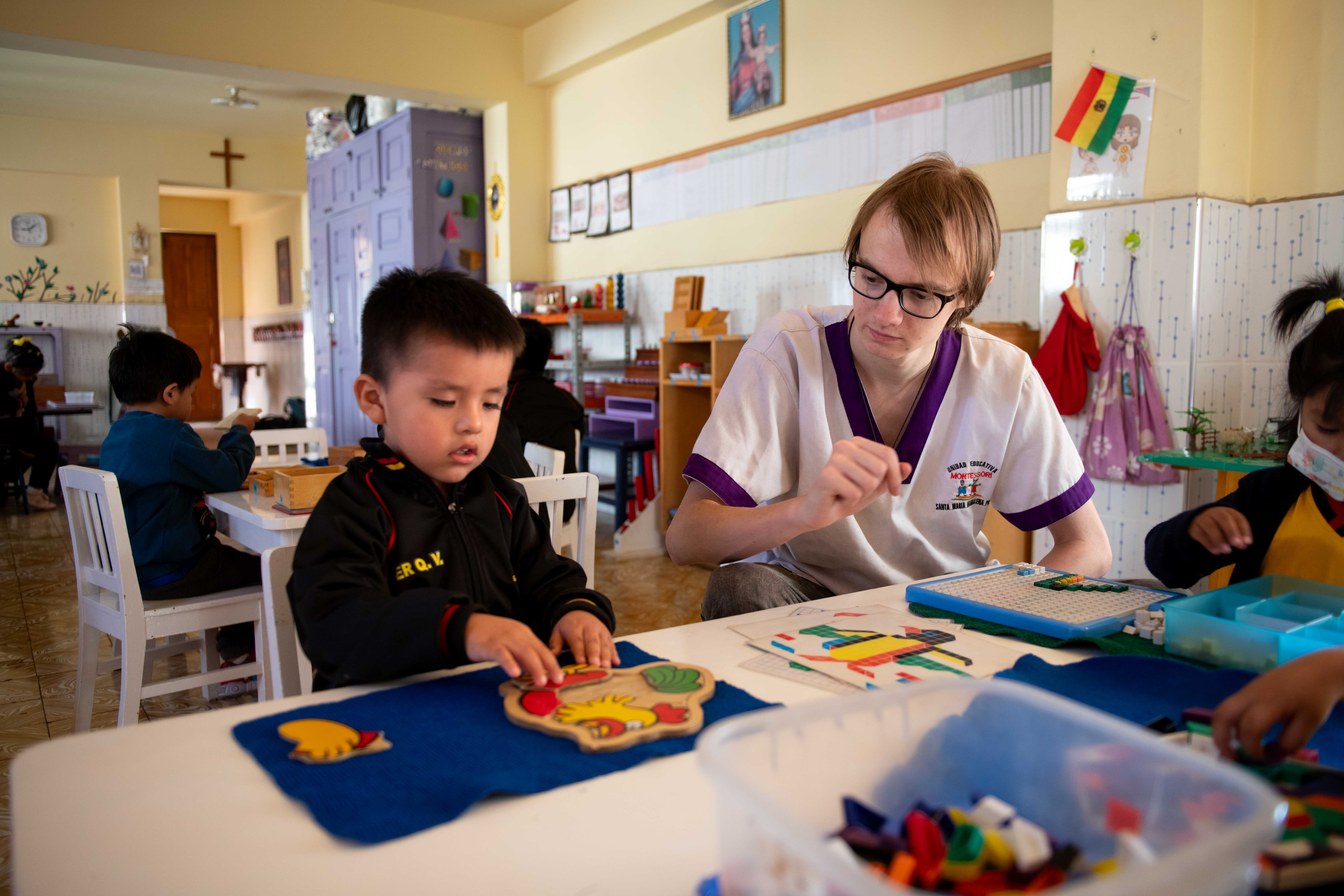 Freiwilligendienst-Leistender in der Casa de Ninos der Schwestern der heiligen Maria Magdalena Postel in Cochabamba/Bolivien. Foto: SMMP/Florian Kopp