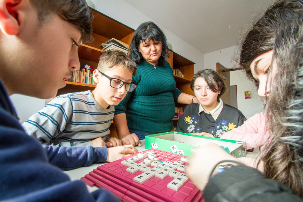 Spielenachmittag im sozialen Zentrum der Schwestern der heiligen Maria Magdalena Postel in Rum&auml;nien. Foto: SMMP/Ulrich Bock
