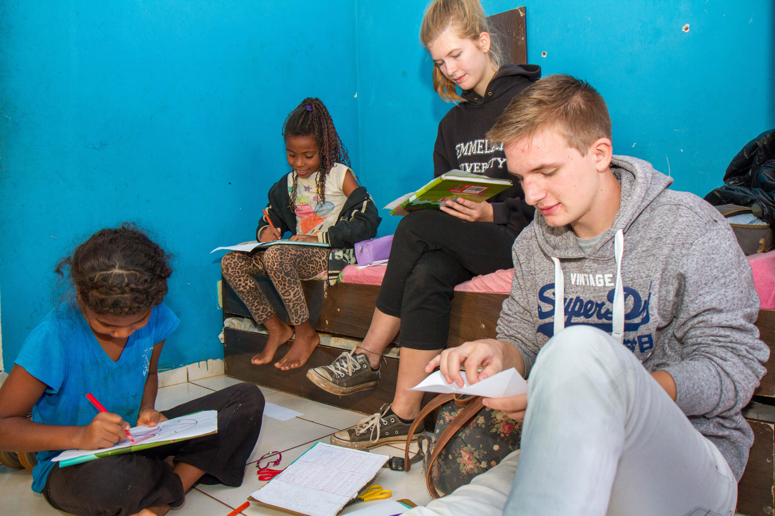 Zwei Freiwilligendienst-Leistende bei einem Familienbesuch am Stadtrand von Leme/Brasilien. Foto: SMMP/Ulrich Bock