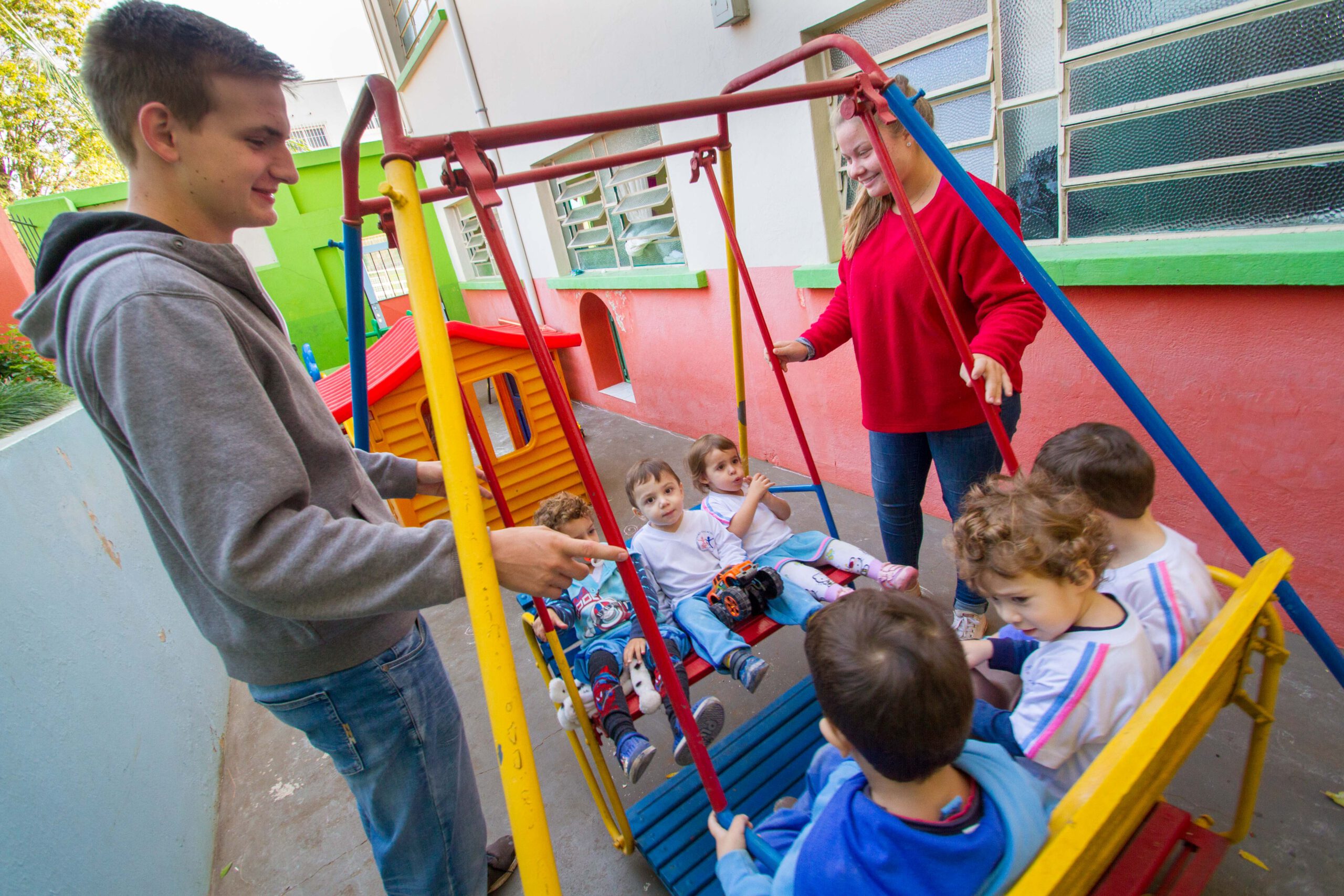 Freiwilligendienst-leistende betreuen Kinder in dem p&auml;dagogischen Zentrum Sagrada Familia der Schwestern der heiligen Maria Magdalena Postel in Leme/Brasilien. Foto: SMMP/Ulrich Bock