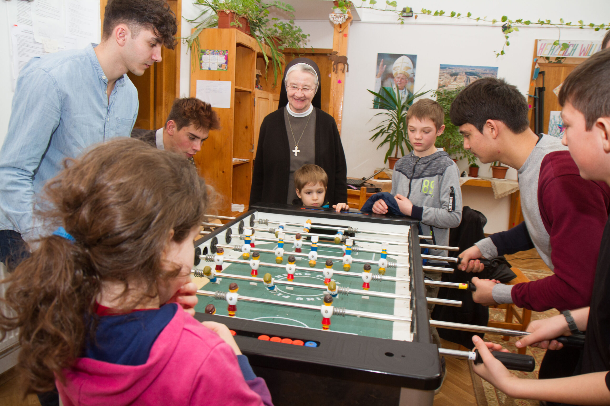 Viel Spaß gibt es am KIckertisch des Kinderheims in Schineni. Foto: SMMP/Ulrich Bock